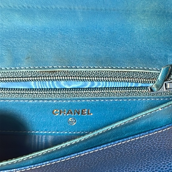 CHANEL Blue Leather wallet bag with Gold Chain Strap - Picture 4 of 8